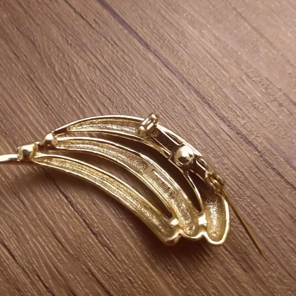 Vintage gold‎ tone brooch